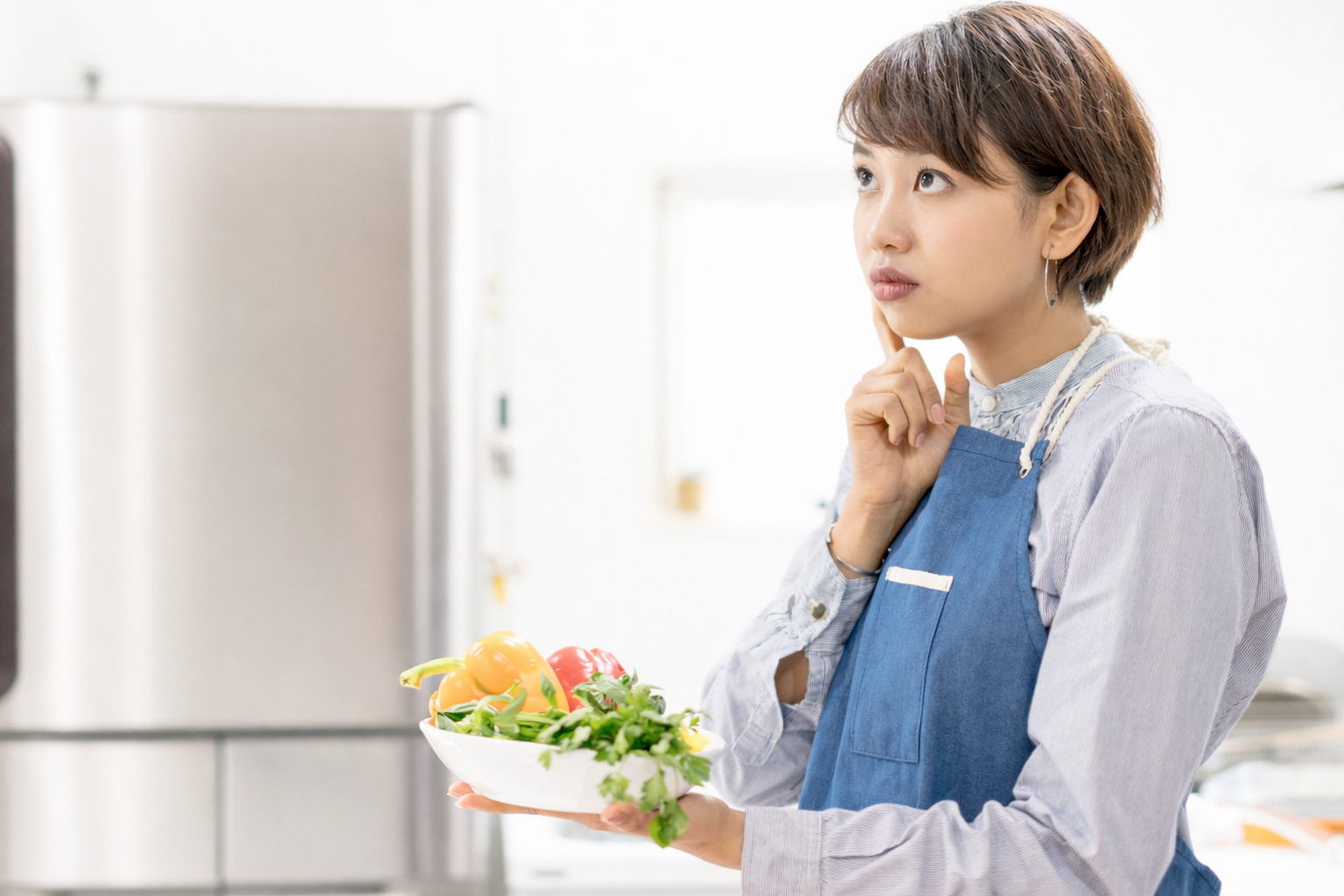 料理の段取りについて考える女性